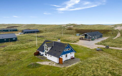 Eringisl - 50M from the Sea: Piscine, Chaîne De Montagnes, Eco Hôtel, Recours, Biens, Vallée, Villa, Aménagement Paysager, Ville Resort, Arrière-Cour