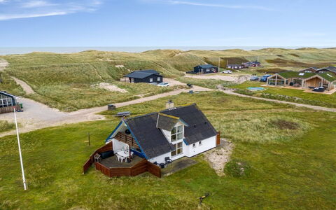 Eringisl - 50M from the Sea: Piscine, Chaîne De Montagnes, Eco Hôtel, Recours, Biens, Vallée, Villa, Aménagement Paysager, Ville Resort, Arrière-Cour