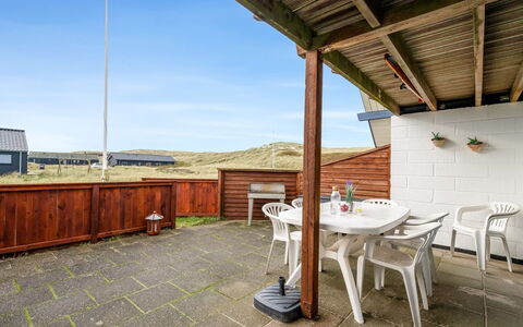 Eringisl - 50M from the Sea: Piscine, Chaîne De Montagnes, Eco Hôtel, Recours, Biens, Vallée, Villa, Aménagement Paysager, Ville Resort, Arrière-Cour