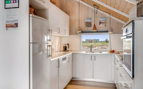 Doris - 150M from the Sea: Cuisine, Appareil De Cuisine, Design Intérieur, Bois, Comptoir, Principaux Appliance, Plafond, Sol, Meubles, Électroménager