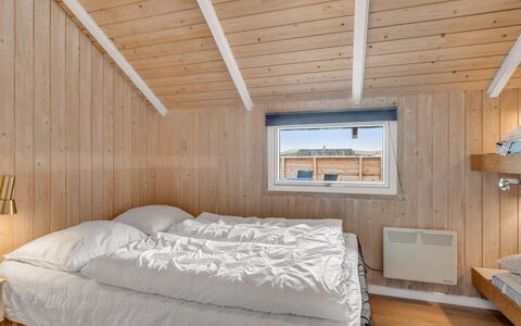 Doris - 150M from the Sea: Bois, Chambre, Literie, Dur, Tache De Bois, Plafond, Planche, Gelé, L'Hiver, Lit