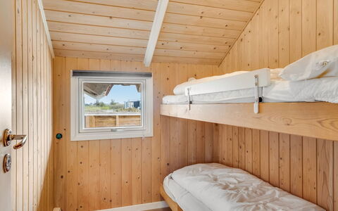 Doris - 150M from the Sea: Bois, Tache De Bois, Planche, Chambre, Dur, Cabane En Rondins, Lumber, Daylighting, Lit, Literie