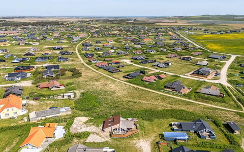 Arla - 200M from the Sea: Toit, Plaine, Lot Terre, Zone Rurale, Domicile, Biens, Champ, Chalet, Pelouse, Banlieue