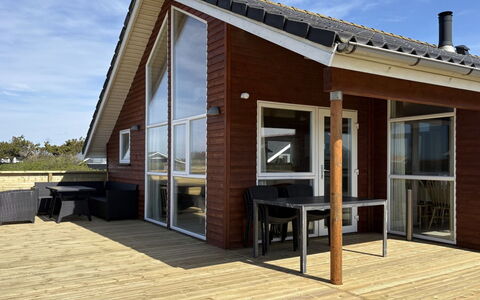 Cristine - 400M from the Sea: Bois, Dur, Chalet, Planche, Ombre, Plate-Forme, Tache De Bois, Porche, Siding