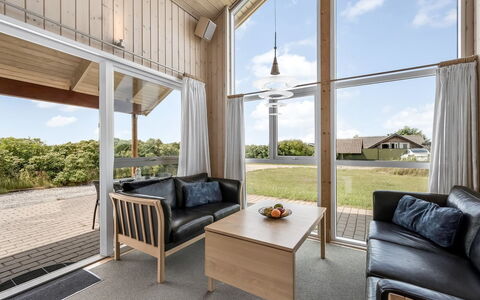 Cristine - 400M from the Sea: Toit, Maison, Domicile, Chalet, Siding, Biens, Allée, Batiments Jardin, Cour, Cabanon