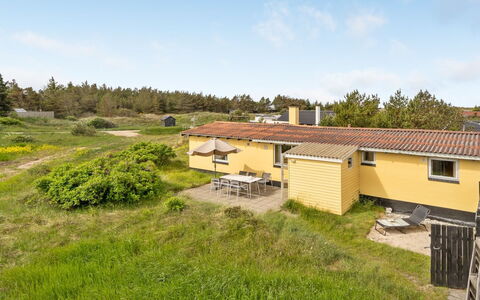 Suki - 650M from the Sea: Bois, Toit, Architecture, Domicile, Maison, Chalet, Siding, Dur, Pente, Biens