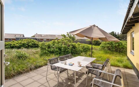 Suki - 650M from the Sea: Bois, Toit, Architecture, Domicile, Maison, Chalet, Siding, Dur, Pente, Biens
