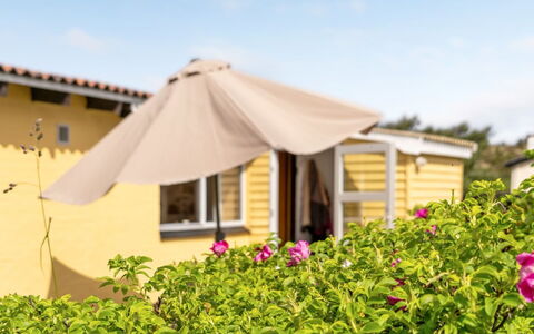 Suki - 650M from the Sea: Bois, Toit, Architecture, Domicile, Maison, Chalet, Siding, Dur, Pente, Biens