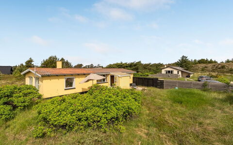 Suki - 650M from the Sea: Bois, Toit, Architecture, Domicile, Maison, Chalet, Siding, Dur, Pente, Biens