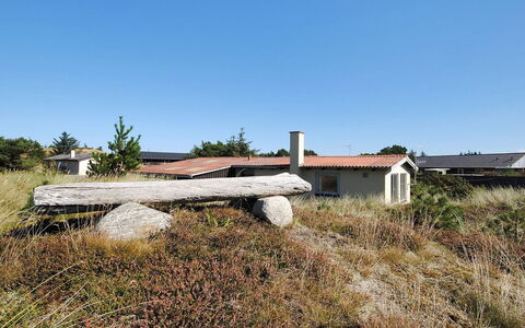 Suki - 650M from the Sea: Bois, Toit, Architecture, Domicile, Maison, Chalet, Siding, Dur, Pente, Biens
