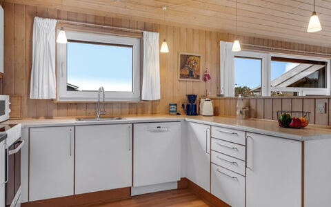 Sofja - 150M from the Sea: Sol, Cuisine, Bois, Appareil De Cuisine, Comptoir, Design Intérieur, Sol, Plafond, Parquet, Principaux Appliance