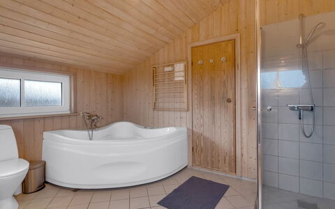 Sofja - 150M from the Sea: Sol, Bois, Sol, Design Intérieur, Luminaire Plomberie, Plafond, Pièce, Baignoire, Plomberie, Salle De Bains