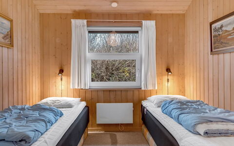 Sofja - 150M from the Sea: Chambre, Lit, Bois, Drap De Lit, Literie, Design Intérieur, Cadre De Lit, Sol, Plafond, Pièce