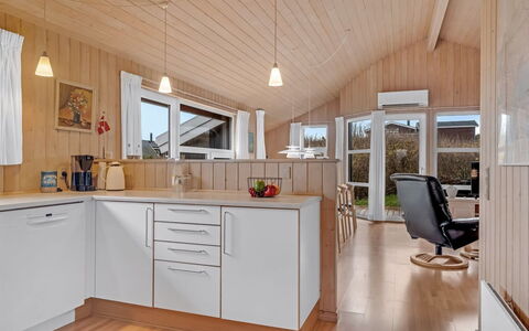 Sofja - 150M from the Sea: Design Intérieur, Cuisine, Bois, Sol, Plafond, Meubles, Comptoir, Luminaire, Sol, Parquet