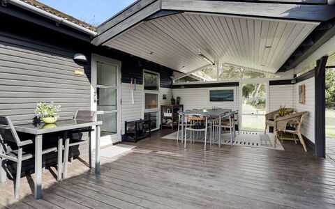 Ninna - 1Km from the Sea: Meubles, Table, Mobilier De Jardin, Tableau De Plein Air, Chaise, Tache De Bois, Ombre, Arrière-Cour, Chalet, Table Cuisine Et Salle A Manger