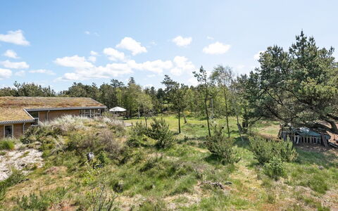 Ninna - 1Km from the Sea: Meubles, Table, Mobilier De Jardin, Tableau De Plein Air, Chaise, Tache De Bois, Ombre, Arrière-Cour, Chalet, Table Cuisine Et Salle A Manger