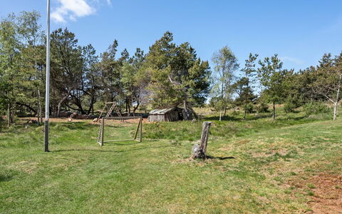 Ninna - 1Km from the Sea: Meubles, Table, Mobilier De Jardin, Tableau De Plein Air, Chaise, Tache De Bois, Ombre, Arrière-Cour, Chalet, Table Cuisine Et Salle A Manger