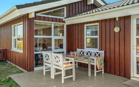 Sighwarth - 350M from the Sea: Arbuste, Design Urbain, Couverture De Sol, Brique, Appartement, Biens, Brickwork, Balcon, Aménagement Paysager