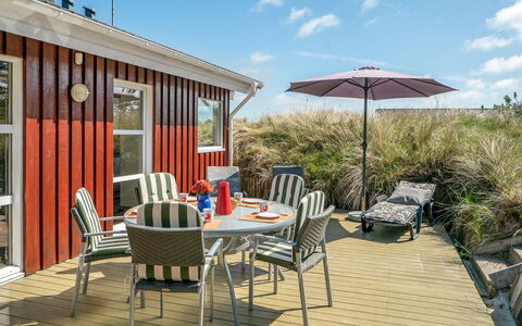 Sighwarth - 350M from the Sea: Arbuste, Design Urbain, Couverture De Sol, Brique, Appartement, Biens, Brickwork, Balcon, Aménagement Paysager
