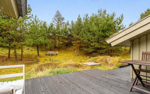 Hereth - 700M from the Sea: Bois, Planche, Dur, Plate-Forme, Tache De Bois, Chalet, Siding, Parquet, Ombre, Porche