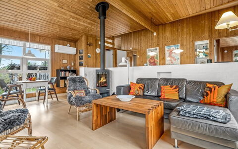 Hereth - 700M from the Sea: Sol, Design Intérieur, Sol, Bois, Plafond, Meubles, Parquet, Canapé, Salon, Pièce