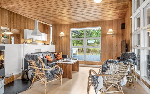 Hereth - 700M from the Sea: Bois, Sol, Meubles, Design Intérieur, Plafond, Domicile, Sol, Salon, Parquet, Maison