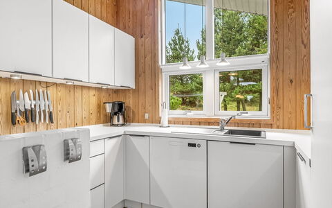 Hereth - 700M from the Sea: Cuisine, Bois, Appareil De Cuisine, Comptoir, Sol, Cabinetry, Design Intérieur, Principaux Appliance, Sol, Meubles