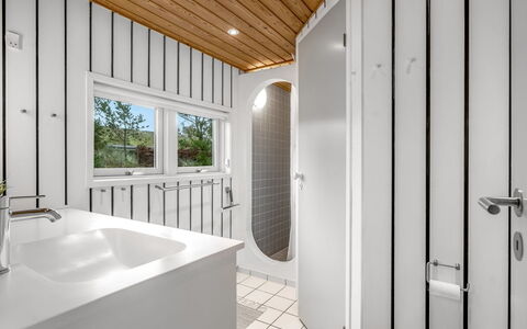 Hereth - 700M from the Sea: Sol, Design Intérieur, Plafond, Sol, Luminaire Plomberie, Plomberie, Pièce, Salle De Bains, Luminaire, Robinet