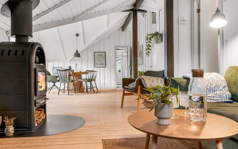 Ejla - 600M from the Sea: Design Intérieur, Sol, Bois, Meubles, Sol, Plafond, Parquet, Éclairage, Salon, Domicile
