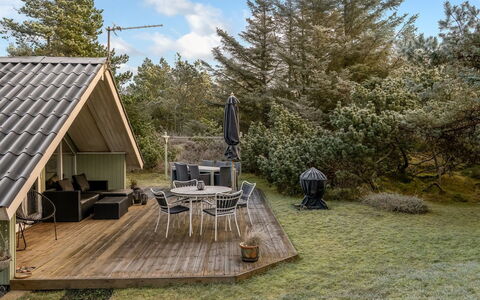Ejla - 600M from the Sea: Bois, Lot Terre, Chalet, Jardin, Batiments Jardin, Ombre, Arrière-Cour, Cabanon, Aménagement Paysager, Planche