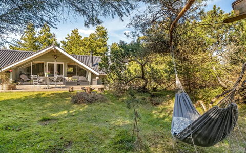 Ejla - 600M from the Sea: Chalet, Domicile, Maison, Toit, Porche, Biens, Siding, Batiments Jardin, Ferme, Cour
