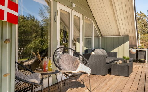 Ejla - 600M from the Sea: Chalet, Domicile, Maison, Toit, Porche, Biens, Siding, Batiments Jardin, Ferme, Cour