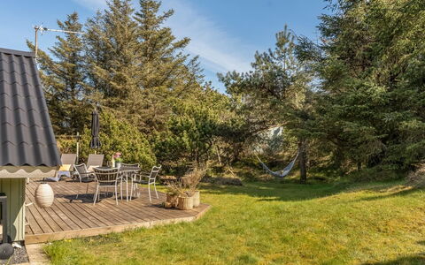 Ejla - 600M from the Sea: Chalet, Domicile, Maison, Toit, Porche, Biens, Siding, Batiments Jardin, Ferme, Cour