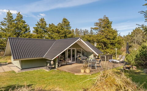 Ejla - 600M from the Sea: Chalet, Domicile, Maison, Toit, Porche, Biens, Siding, Batiments Jardin, Ferme, Cour