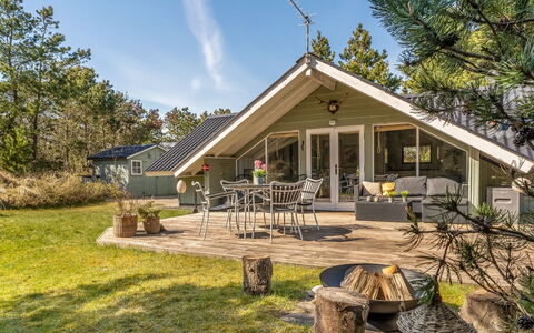 Ejla - 600M from the Sea: Chalet, Domicile, Maison, Toit, Porche, Biens, Siding, Batiments Jardin, Ferme, Cour