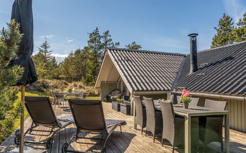 Ejla - 600M from the Sea: Chalet, Domicile, Maison, Toit, Porche, Biens, Siding, Batiments Jardin, Ferme, Cour