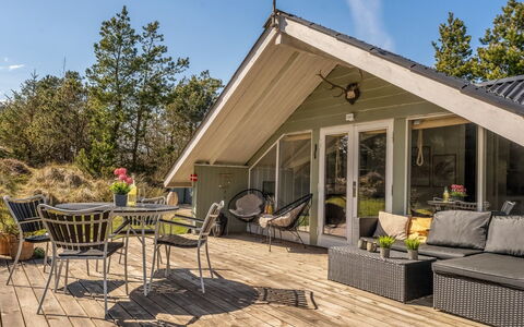 Ejla - 600M from the Sea: Chalet, Domicile, Maison, Toit, Porche, Biens, Siding, Batiments Jardin, Ferme, Cour