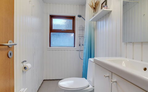 Jobst - 150M from the Sea: Luminaire Plomberie, Sol, Salle De Bains, Sol, Lavabo, Évier, Design Intérieur, Plafond, Toilette, Robinet