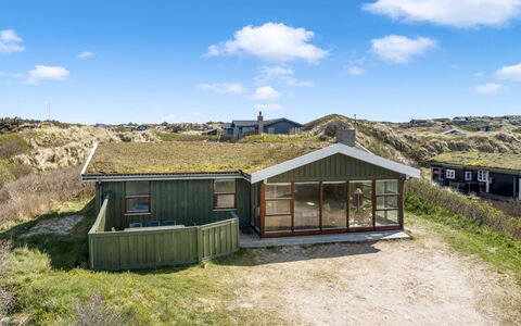 Jobst - 150M from the Sea: Herbe, Maison, Toit, Chalet, Domicile, Arbuste, Ferme, Lot Terre, Zone Rurale