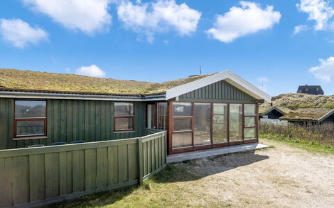 Jobst - 150M from the Sea: Herbe, Maison, Toit, Chalet, Domicile, Arbuste, Ferme, Lot Terre, Zone Rurale
