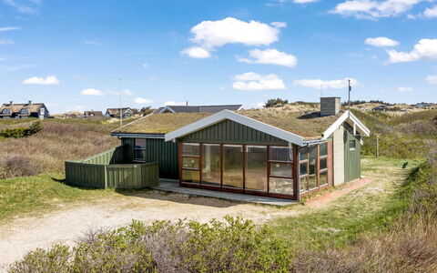 Jobst - 150M from the Sea: Herbe, Maison, Toit, Chalet, Domicile, Arbuste, Ferme, Lot Terre, Zone Rurale