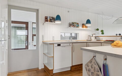 Jobst - 150M from the Sea: Sol, Bois, Design Intérieur, Cuisine, Comptoir, Plafond, Sol, Meubles, Cabinetry, Pièce