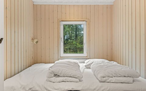 Franke - 1.1Km from the Sea: Chambre, Lit, Mur, Sol, Bois, Sol, Design Intérieur, Drap De Lit, Literie, Plafond