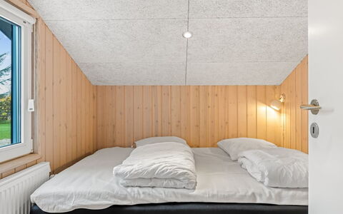 Franke - 1.1Km from the Sea: Bois, Plafond, Design Intérieur, Sol, Chambre, Sol, Pièce, Domicile, Lit, Literie