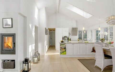 Amine - 700M from the Sea: Sol, Design Intérieur, Plafond, Meubles, Sol, Parquet, Domicile, Luminaire, Pièce, Salon