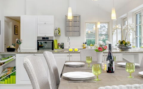Amine - 700M from the Sea: Meubles, Design Intérieur, Cuisine, Luminaire, Sol, Domicile, Plafond, Comptoir, Éclairage, Chaise