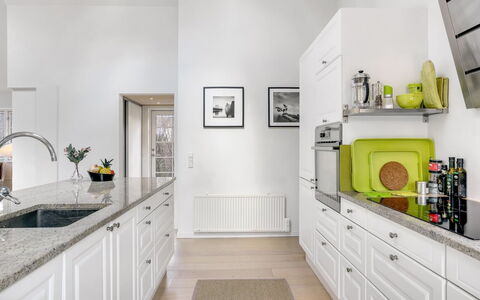 Amine - 700M from the Sea: Cuisine, Comptoir, Appareil De Cuisine, Cabinetry, Design Intérieur, Sol, Meubles, Principaux Appliance, Sol, Tiroir