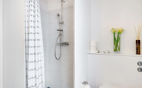 Amine - 700M from the Sea: Salle De Bains, Mur, Sol, Design Intérieur, Sol, Luminaire Plomberie, Toilette, Plomberie, Pièce, Domicile