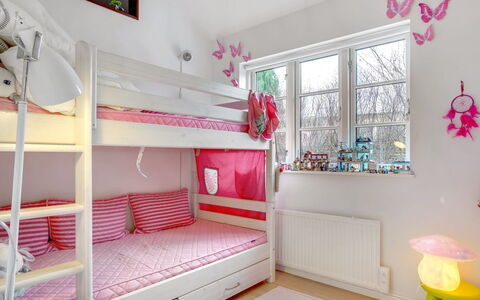 Amine - 700M from the Sea: Meubles, Design Intérieur, Lit Superposé, Chambre, Lit, Domicile, Textile, Sol, Pièce, Sol