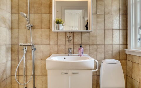 Ghita - 1.2Km from the Sea: Salle De Bains, Luminaire Plomberie, Sol, Mur, Design Intérieur, Évier, Lavabo, Sol, Toilette, Robinet